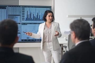 São o Assessor de Comunicação e o Assessor de Imprensa a mesma coisa? A resposta curta é não. A resposta rigorosa é mais exigente: são funções distintas, interdependentes e, quando bem articuladas, decisivas para a construção de reputação.