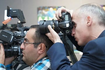 Assessoria de imprensa e relações-públicas: descubra 3 diferenças essenciais, como se complementam e como orientar a sua estratégia de comunicação