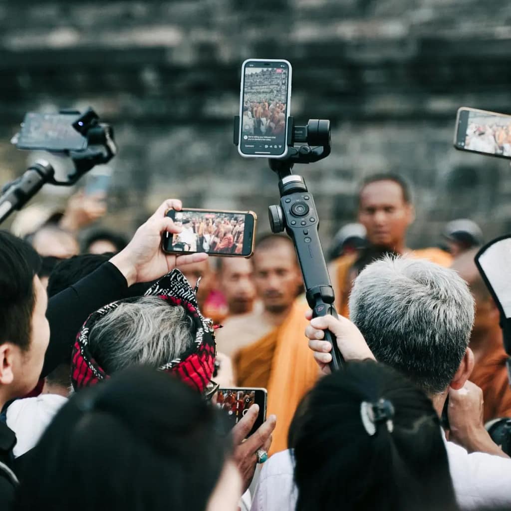 A Assessoria de Imprensa assenta num conjunto de competências estratégicas que vão muito além do simples envio de comunicados. Um assessor de imprensa competente sabe avaliar o momento certo para comunicar, antecipar riscos reputacionais e construir relações de confiança com os jornalistas, baseadas na credibilidade e na consistência.