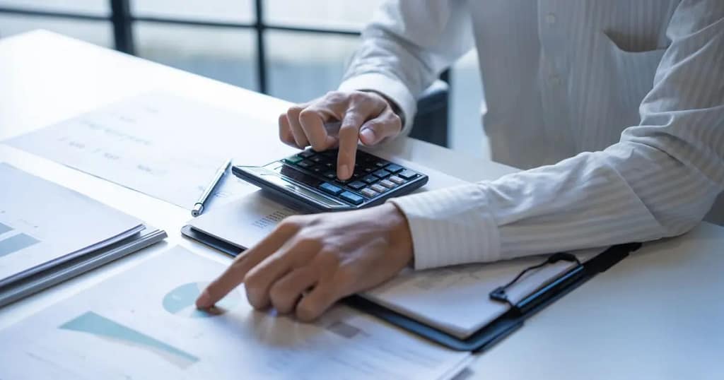 Ser assessor de imprensa exige uma análise crítica sobre competências, riscos e quando contratar um especialista.