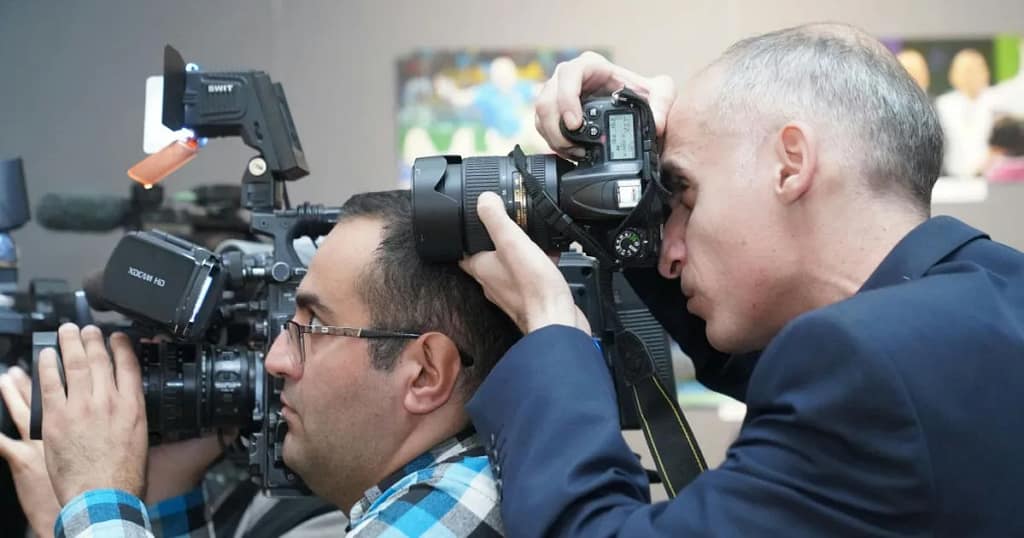 Assessoria de imprensa e relações-públicas: descubra 3 diferenças essenciais, como se complementam e como orientar a sua estratégia de comunicação