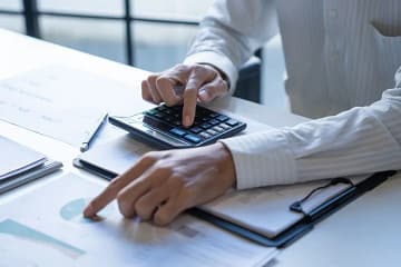 Ser assessor de imprensa exige uma análise crítica sobre competências, riscos e quando contratar um especialista.