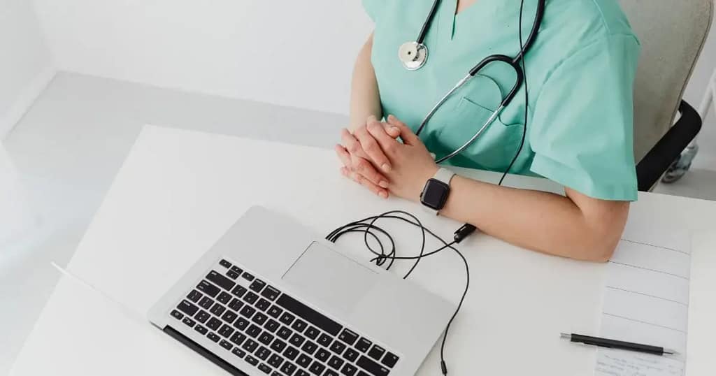 A Comunicação em Saúde refere-se ao conjunto de estratégias, práticas e processos utilizados para transmitir informação relacionada com saúde entre profissionais, instituições e cidadãos