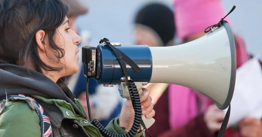 Comunicação de crise nos protestos pela habitação: analise as respostas institucionais no Porto e em Lisboa e retire lições práticas.