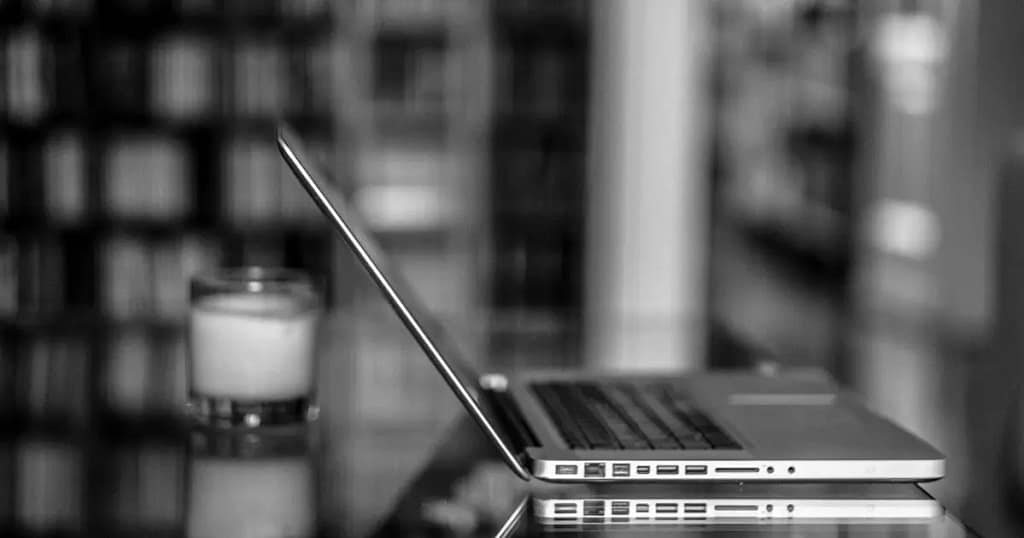 A comunicação corporativa moderna é um ecossistema complexo, e compreender as ferramentas disponíveis é vital para o sucesso de qualquer marca. Muitas vezes confundidas, as relações públicas e a assessoria de imprensa são disciplinas distintas, embora complementares.