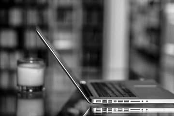 A comunicação corporativa moderna é um ecossistema complexo, e compreender as ferramentas disponíveis é vital para o sucesso de qualquer marca. Muitas vezes confundidas, as relações públicas e a assessoria de imprensa são disciplinas distintas, embora complementares.